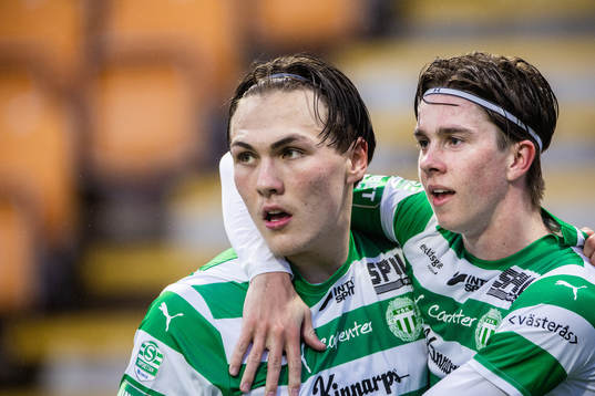 Västerås SKs Miguel Sandberg och Max Larsson jublar efter 2-0