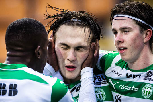 Västerås SKs Miguel Sandberg (m) jublar med Jaheem Burke (v) och Max Larsson (h) efter 2-0