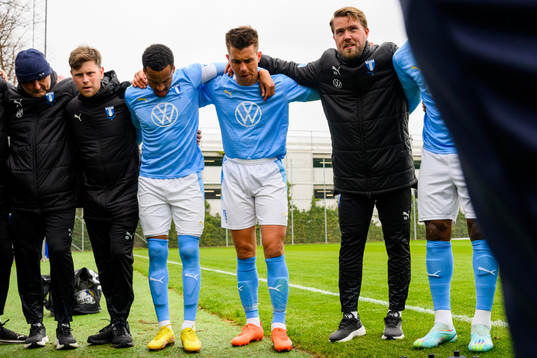 Malmö FFs spelare samlas runt tränare Theodor Olsson