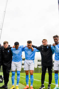Malmö FFs spelare samlas runt tränare Theodor Olsson