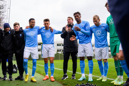 Malmö FFs spelare samlas runt tränare Theodor Olsson