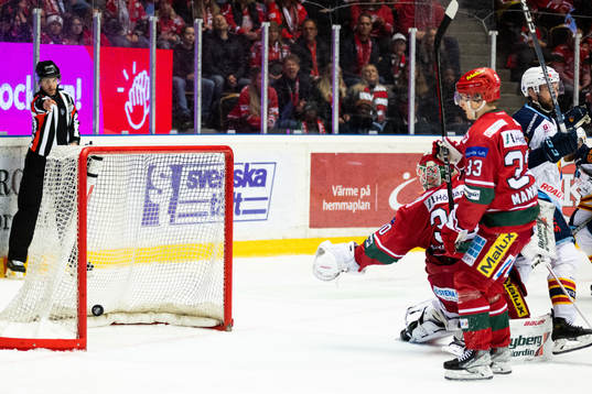 Djurgårdens Liam Öhgren (ej i bild) gör 1-2 bakom Modos