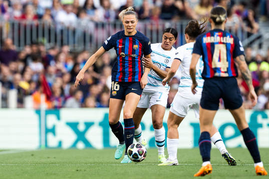 Fridolina Rolfö of Barcelona and Jessica Carter of Chelsea