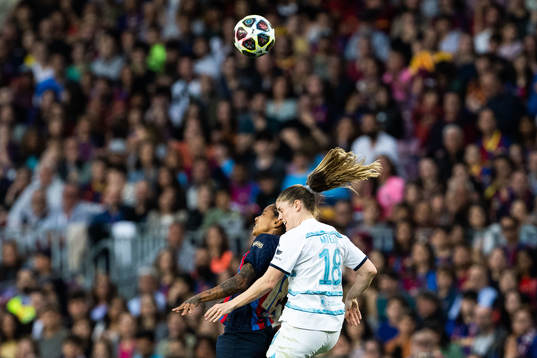 Geyse of Barcelona and Maren Mjelde of Chelsea