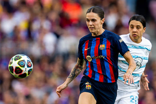 Maria Leon of Barcelona and Samantha Kerr of Chelsea