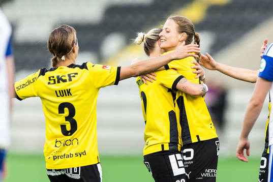 Häckens Anna Anvegård jublar med Marika Bergman Lundin och Aivi Luik efter 1-0