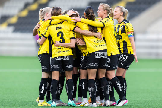 Häckens Anna Anvegård jublar med lagkamrater efter 1-0