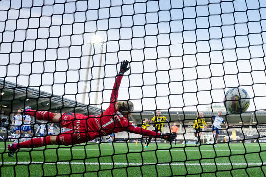 Häckens Anna Anvegård skjuter 1-0 i mål bakom IFK Norrköpings målvakt Sofia Hjern
