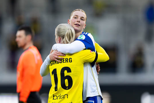 Häckens Anna Sandberg och IFK Norrköpings Diljá Ýr Zomers tackar varandra