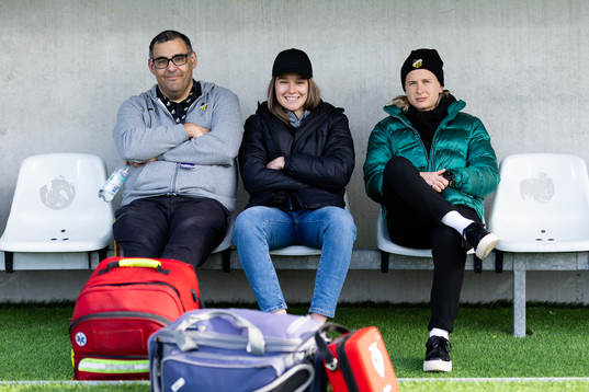 Häckens analytiker Andreas Larsson, Anna Csiki och Filippa Curmark innan fotbollsmatchen i Damallsvenskan mellan Häcken och IFK Norrköping den 28 april 2023 i Göteborg. 
