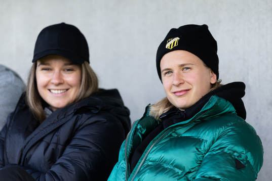 Häckens Anna Csiki och Filippa Curmark innan fotbollsmatchen i Damallsvenskan mellan Häcken och IFK Norrköping den 28 april 2023 i Göteborg. 