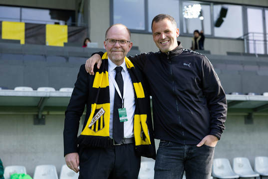 Häckens ordförande Anders Billström och tränare Robert Vilahamn innan fotbollsmatchen i Damallsvenskan mellan Häcken och IFK Norrköping den 28 april 2023 i Göteborg. 