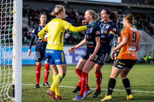 Linköpings Emma Östlund och Emma Lennartsson jublar med målvakt Cajsa Andersson efter räddad straff