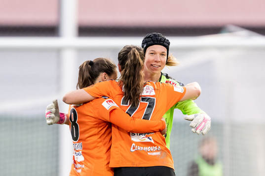Kristianstads målvakt Melina Loeck, Alice Nilsson och Josefin Harrysson jublar