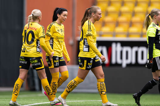 Elfsborgs Izabella Bergström jublar med Matilda Ståhlbom Karlsson och Stina Jensen efter 3-0