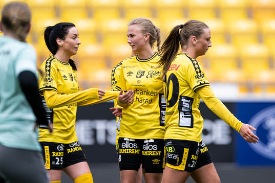 Elfsborgs Izabella Bergström jublar med Linn Sångberg efter mål