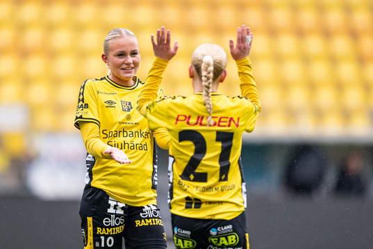 Elfsborgs Tea Skoglund (rygg mot kameran) jublar med Matilda Ståhlbom Karlsson efter mål