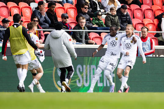 Östersunds Calvin Kabuye och Simon Kroon jublar