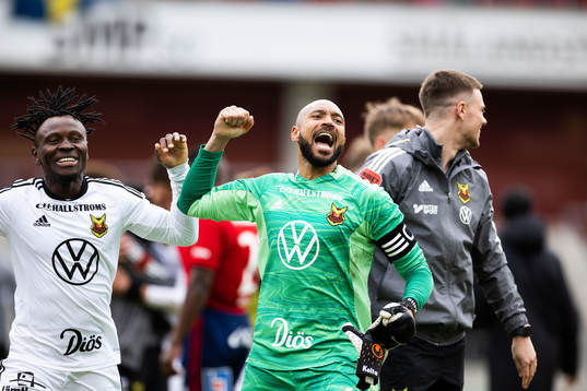 Östersunds målvakt Aly Keita jublar