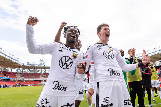Östersunds Sam Mensiro och Östersunds Myroslav Mazur jublar