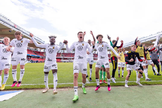 Östersunds spelare jublar