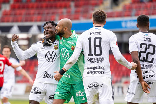 Östersunds Sam Mensiro och målvakt Aly Keita jublar