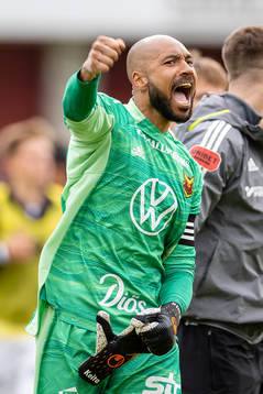 Östersunds målvakt Aly Keita jubalr