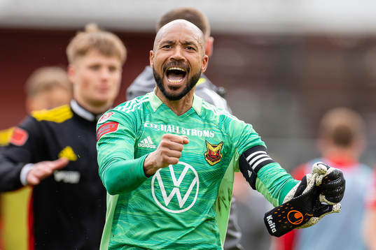 Östersunds målvakt Aly Keita jubalr