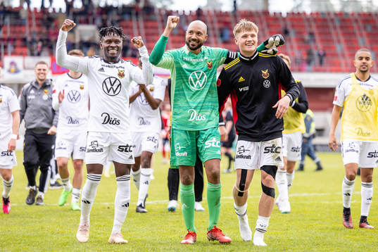 Östersunds Sam Mensiro, målvakt Aly Keita och Sebastian Karlsson Grach jublar