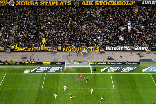 Sirius målvakt Jakob Tånnander räddar ett skott av AIKs