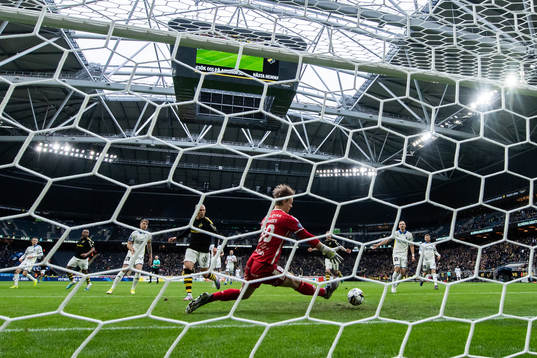 Sirius målvakt Jakob Tånnander räddar ett skott av AIKs