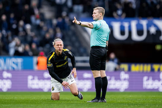 AIKs Viktor Fischer och Domare Fredrik Klitte