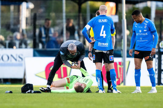 Halmstads målvakt Malkolm Nilsson Säfqvist har ont och får vård