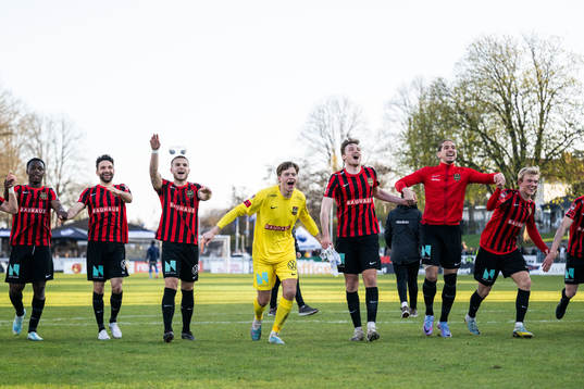 Brommapojkarnas Marijan Cosic, Amadeus Sögaard, målvakt Filip Sidklev, Alexander Abrahamsson och Nikola Vasic jublar