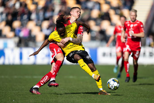 Elfsborgs Sebastian Holmen och Mjällbys Mamudu Moro