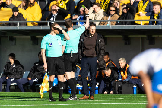 Värnamos tränare Kim Hellberg tilldelas gult kort av