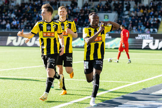 Häckens Benie Adama Traore jublar ihop med Lars Olden