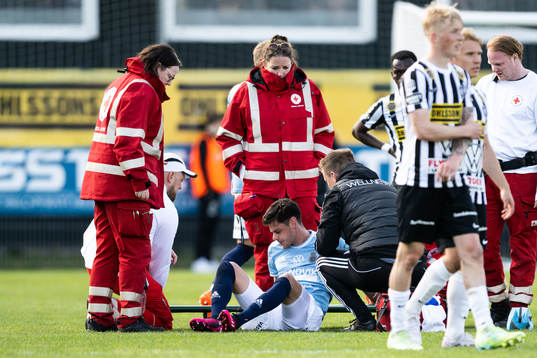 Gefles Kevin Persson har ont och får vård