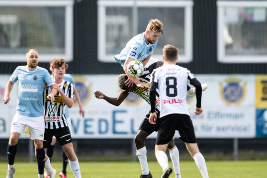 Gefles Niclas Håkansson och Landskronas Ousmane Diawara