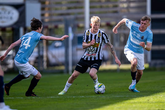 Gefles Sebastian Friman och Oskar Karlsson iklamp med Landskronas Melker Widell