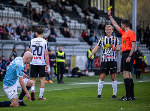 Landskronas Camil Jebara blir tilldelat ett gult kort av Domare Enzo Vesprini