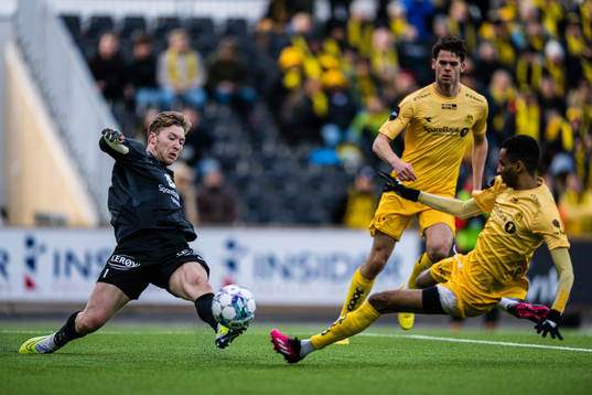 Mathias Dyngeland of Brann and Amahl Pellegrino of Bodø/Glimt