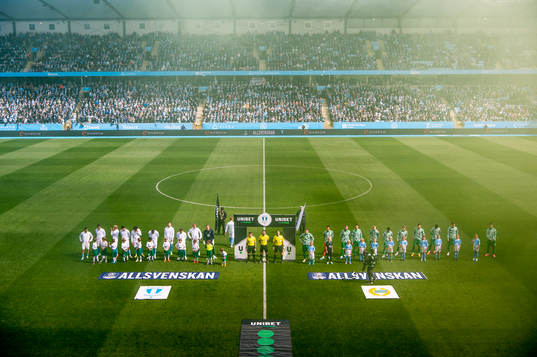 Lagen ställer upp innan fotbollsmatchen i Allsvenskan mellan Malmö FF och Hammarby den 30 april 2023 i Malmö. 