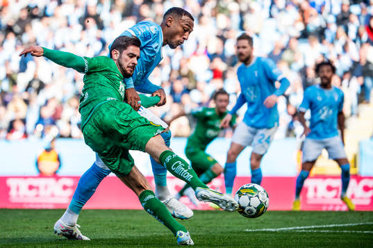 Hammarbys Adi Nalic mot Malmö FFs Derek Cornelius