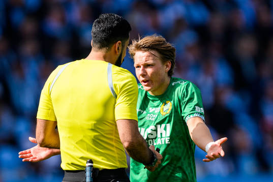 Hammarbys August Mikkelsen i diskussion med domare Mohammed Al-Hakim