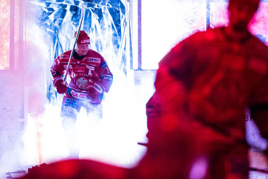 Modos Erik Karlsson gör entré