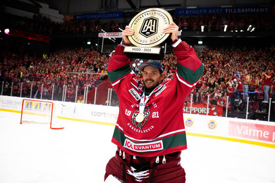 Modos målvakt Kristers Gudlevskis jublar