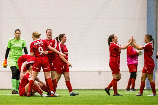 Cecilie Falch, Malin Mentzoni Pettersen and Tuva Angellsen Reiertsen of Grand Bodø celebrates