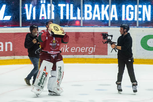 Modos målvakt Kristers Gudlevskis jublar med pokalen