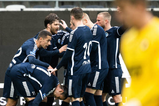 Utsiktens Karl Bohm jublar med lagkamrater efter 1-1